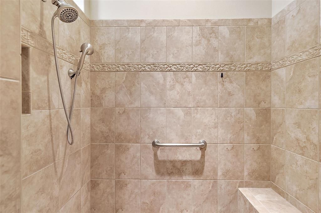 En suite w/tiled walk in shower