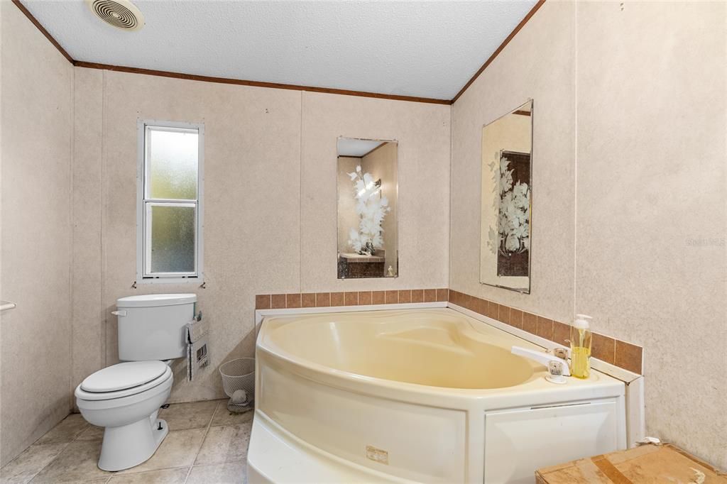待售: $375,000 (5 贝兹, 3 浴室, 1976 平方英尺)