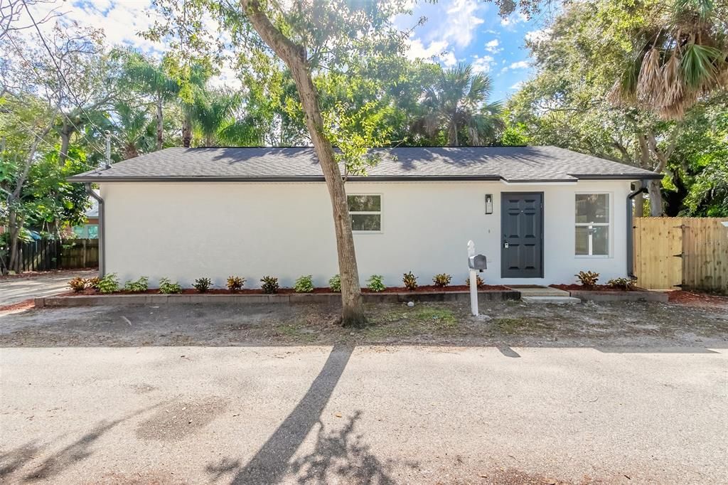 Recently Sold: $695,000 (3 beds, 2 baths, 1092 Square Feet)