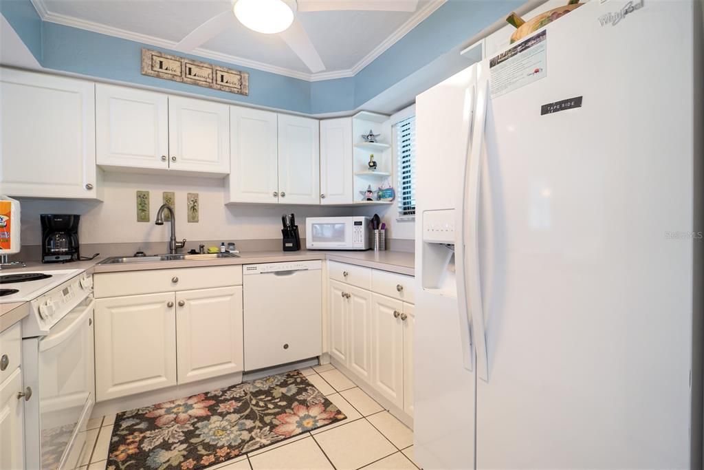 For Sale: $425,000 (1 beds, 1 baths, 691 Square Feet)
