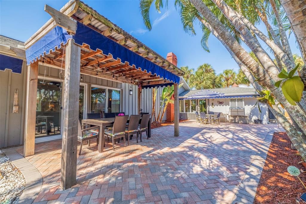 Active With Contract: $1,850,000 (3 beds, 2 baths, 2237 Square Feet)