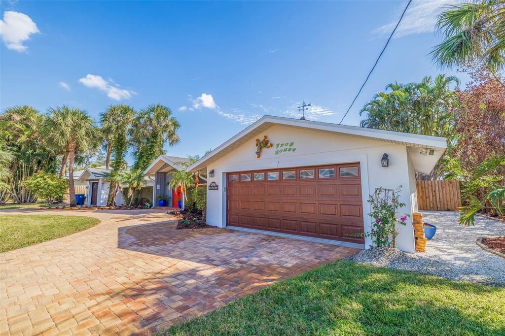 Active With Contract: $1,850,000 (3 beds, 2 baths, 2237 Square Feet)