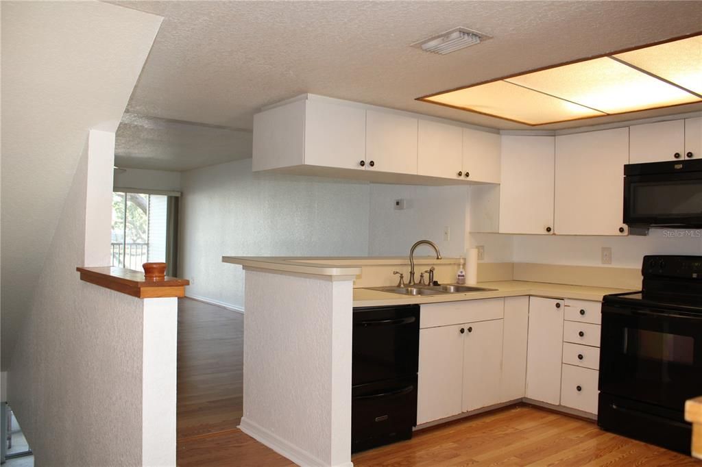 Kitchen with breakfast bar