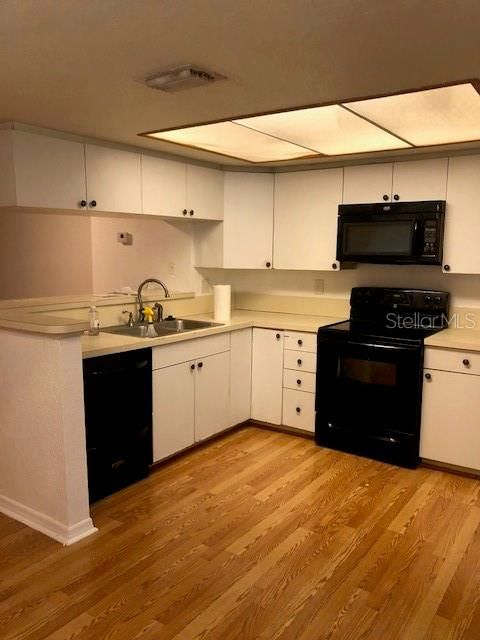 Kitchen with breakfast bar