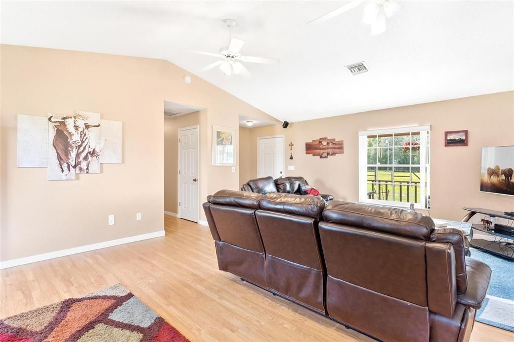 Recently Sold: $450,000 (3 beds, 2 baths, 1512 Square Feet)