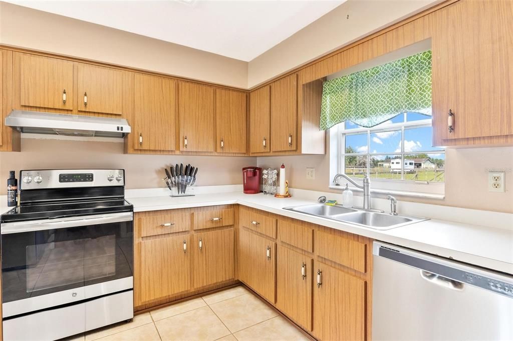 Recently Sold: $450,000 (3 beds, 2 baths, 1512 Square Feet)