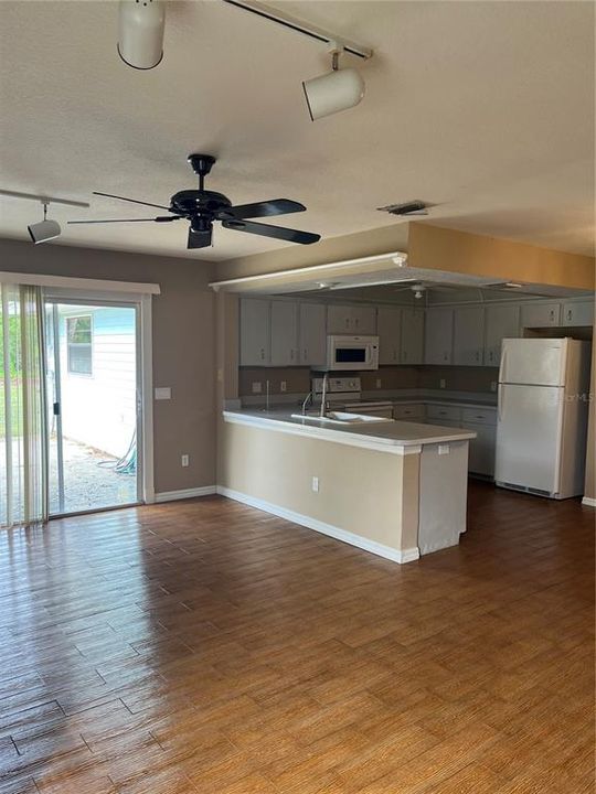 Recently Rented: $1,700 (3 beds, 2 baths, 1579 Square Feet)