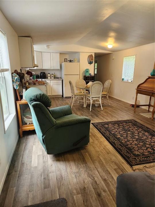 Active With Contract: $138,000 (2 beds, 1 baths, 784 Square Feet)