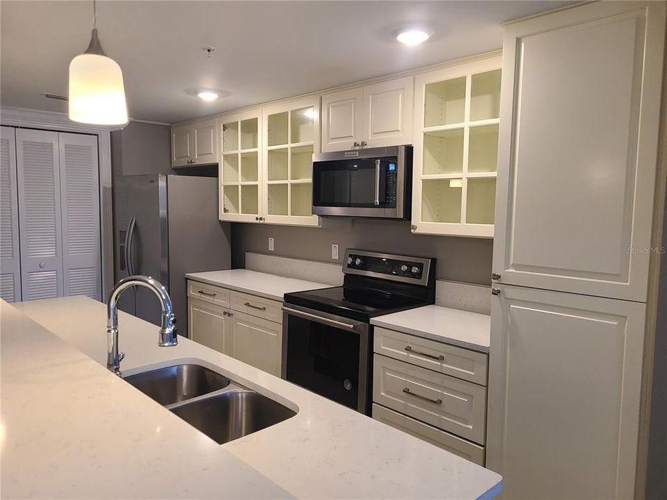 Active With Contract: $2,800 (2 beds, 2 baths, 1496 Square Feet)