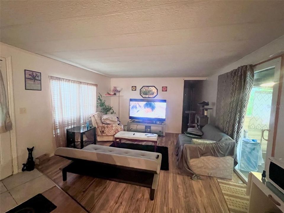 For Sale: $99,000 (2 beds, 1 baths, 784 Square Feet)