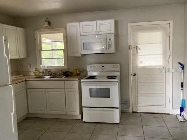 Recently Rented: $1,595 (3 beds, 1 baths, 912 Square Feet)