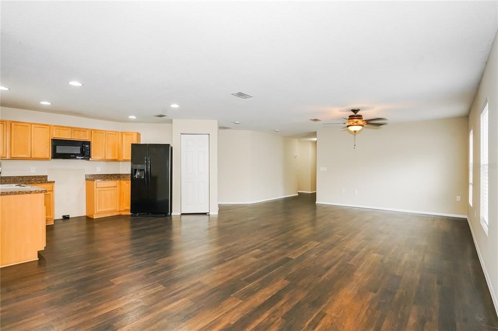 For Rent: $2,965 (4 beds, 2 baths, 1913 Square Feet)
