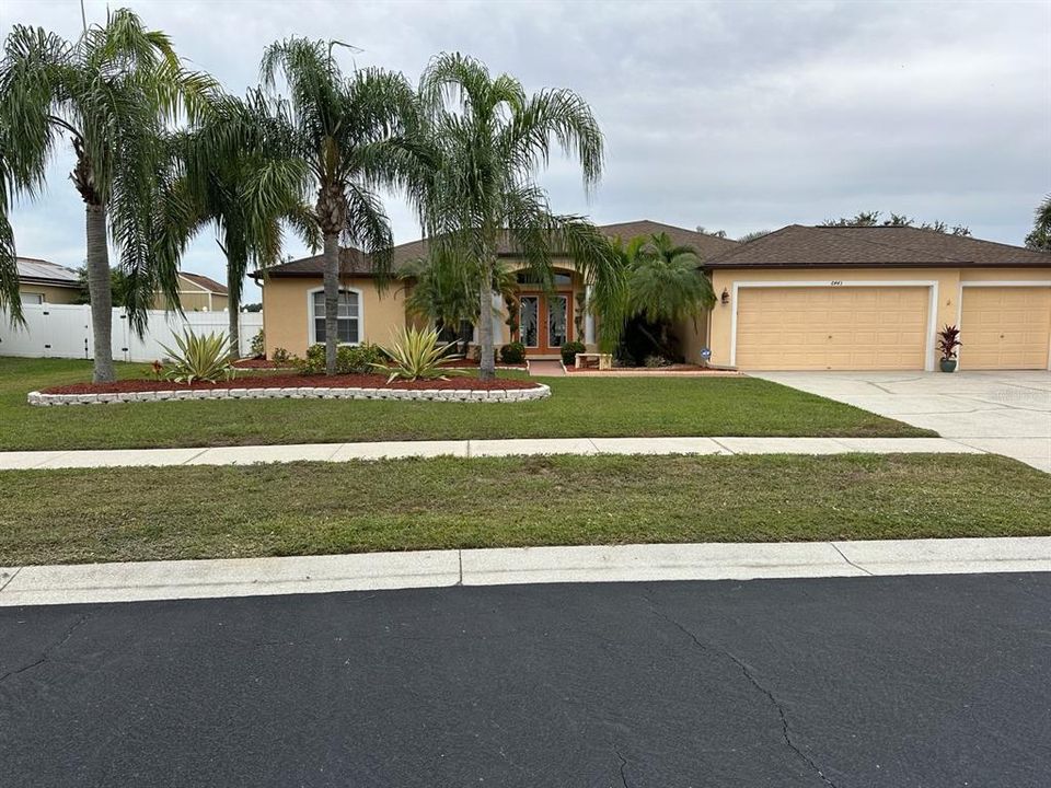 Recently Sold: $650,000 (4 beds, 3 baths, 2467 Square Feet)