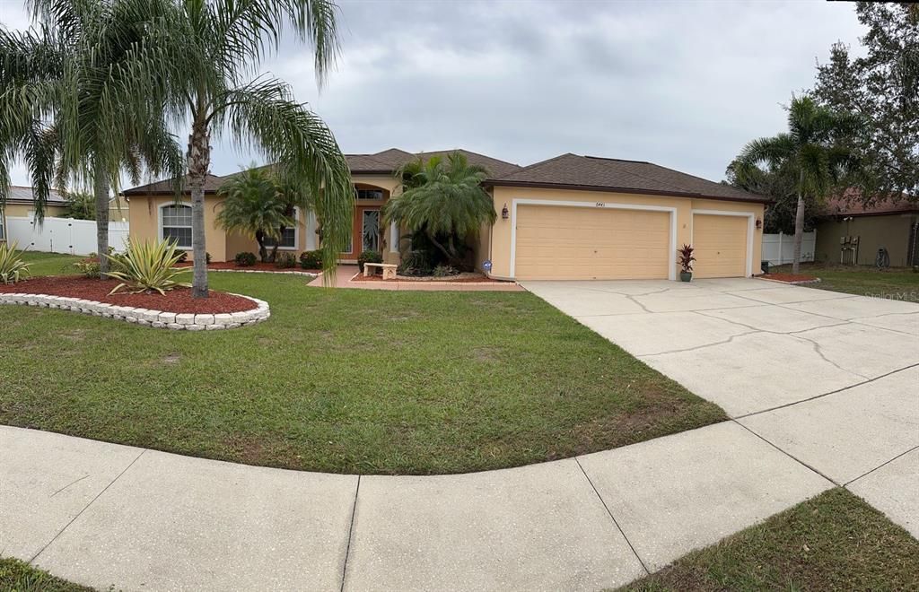 Recently Sold: $650,000 (4 beds, 3 baths, 2467 Square Feet)