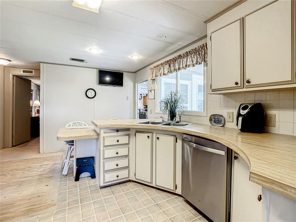 For Sale: $150,000 (2 beds, 2 baths, 1056 Square Feet)