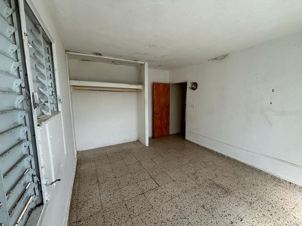 Vendido Recientemente: $75,000 (5 camas, 3 baños, 2150 Pies cuadrados)