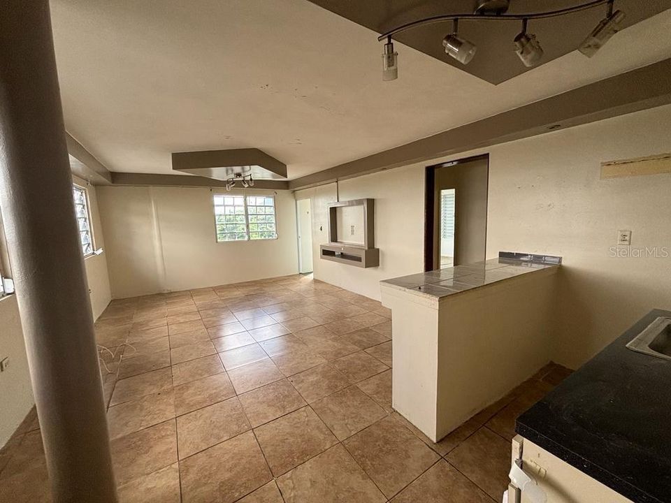 Vendido Recientemente: $75,000 (5 camas, 3 baños, 2150 Pies cuadrados)