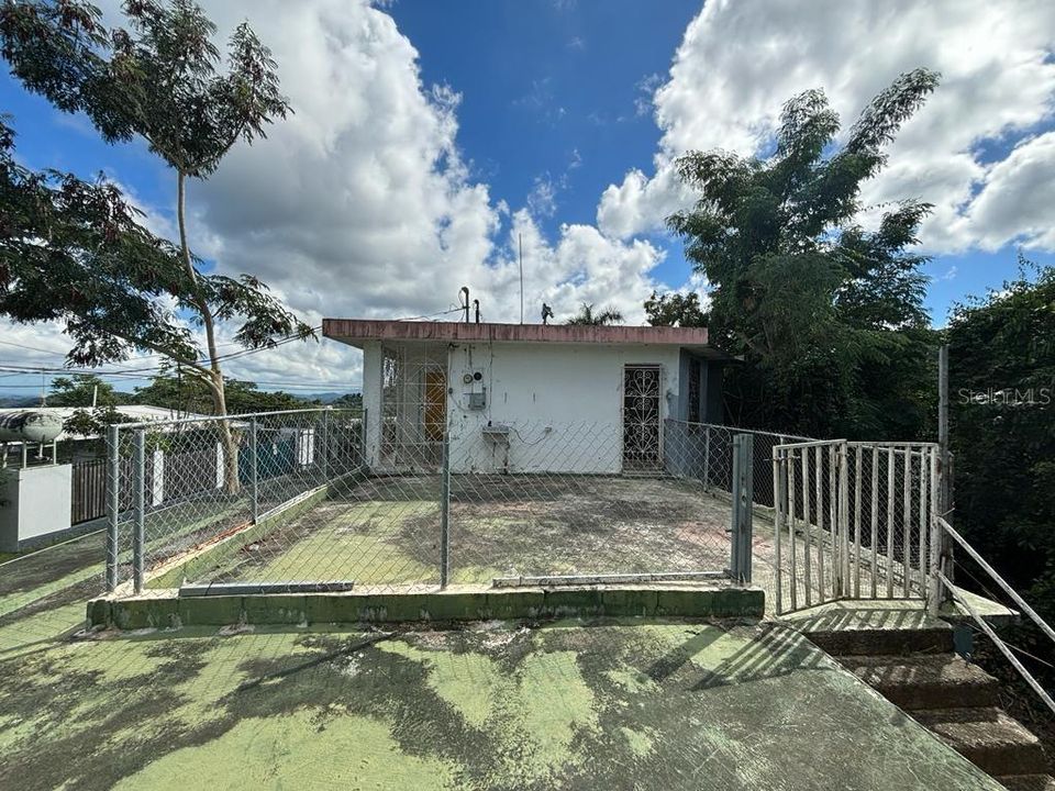 Vendido Recientemente: $75,000 (5 camas, 3 baños, 2150 Pies cuadrados)