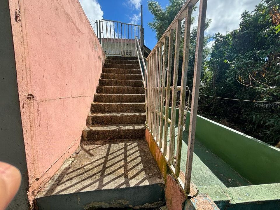 Vendido Recientemente: $75,000 (5 camas, 3 baños, 2150 Pies cuadrados)