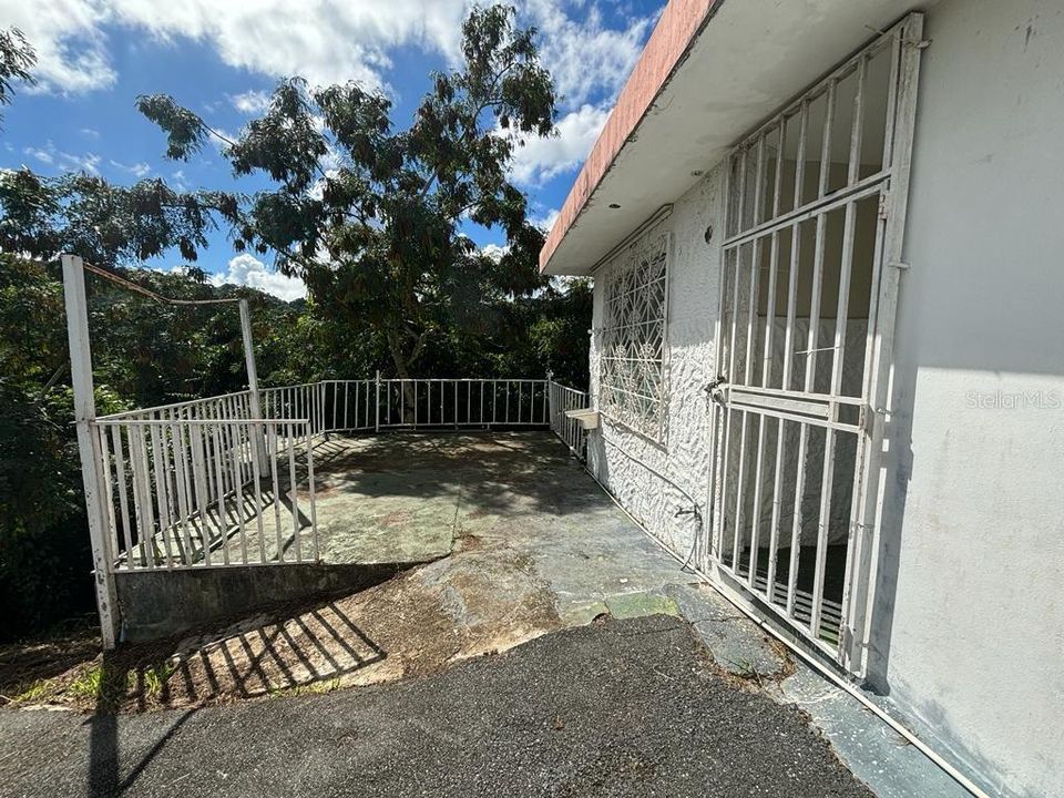 Vendido Recientemente: $75,000 (5 camas, 3 baños, 2150 Pies cuadrados)