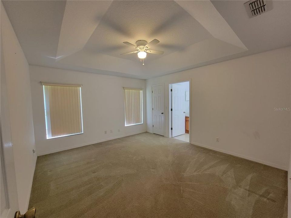 Master bedroom w/tray ceiling