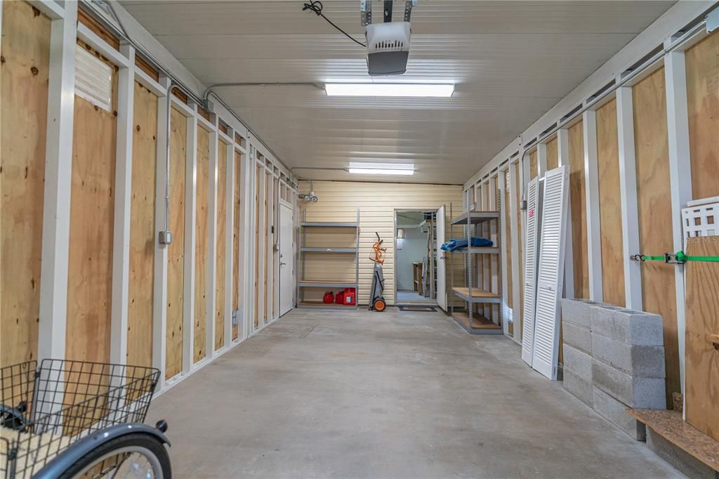 Garage w/storage shelves