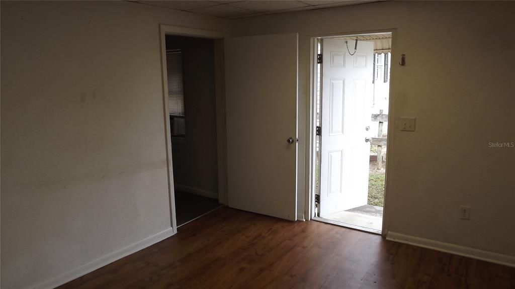 For Rent: $1,000 (1 beds, 1 baths, 200 Square Feet)