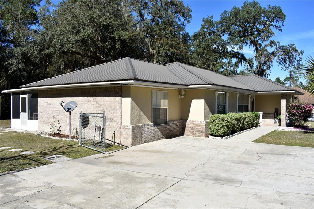 Recently Sold: $220,000 (3 beds, 2 baths, 1478 Square Feet)