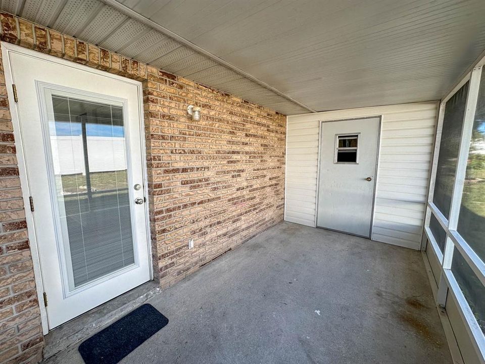 For Sale: $149,800 (2 beds, 2 baths, 858 Square Feet)