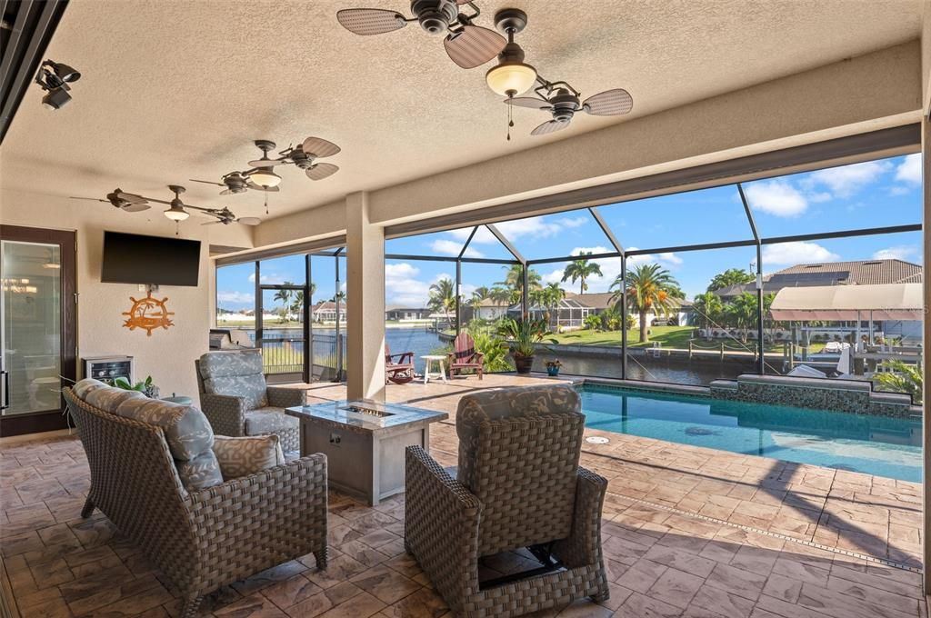 Huge covered Lanai