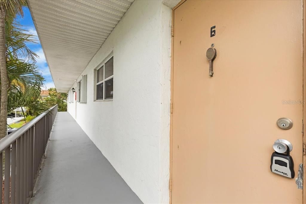 Active With Contract: $149,900 (2 beds, 2 baths, 1134 Square Feet)