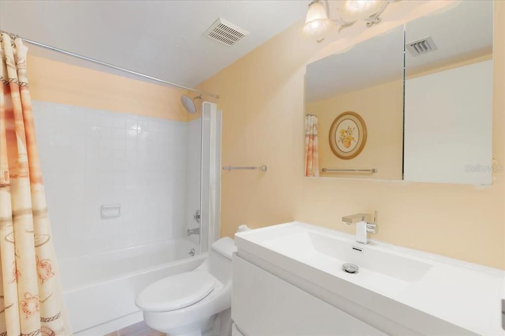 Active With Contract: $149,900 (2 beds, 2 baths, 1134 Square Feet)