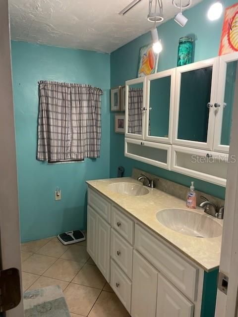 For Rent: $2,000 (2 beds, 2 baths, 900 Square Feet)