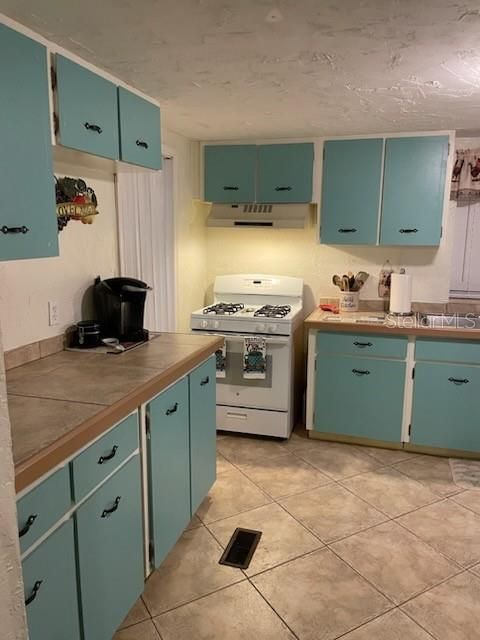 For Rent: $2,000 (2 beds, 2 baths, 900 Square Feet)