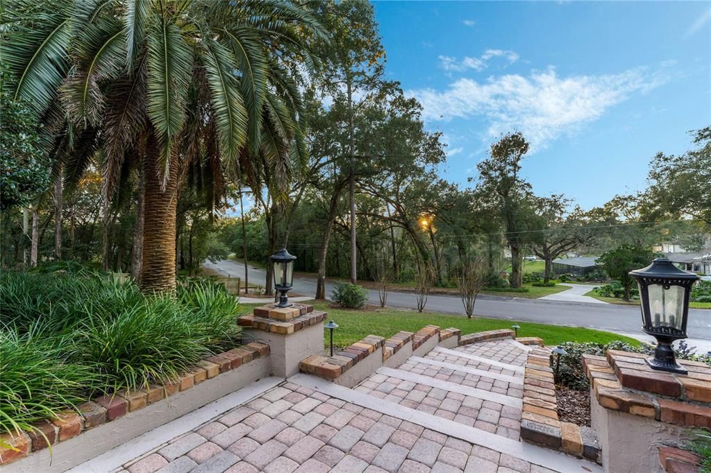 Beautiful park-like setting - view from the front door. All of this is just a few minutes from I-4, Whole foods, Publix, Bone Fish, 4 Rivers, Season's 52, Ale house, Bahama Breeze, Sushi, AMC theaters, shopping, and tons more!!!