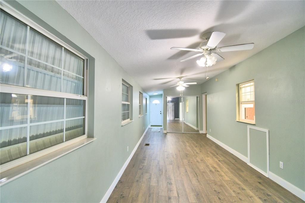 For Sale: $120,700 (1 beds, 2 baths, 888 Square Feet)