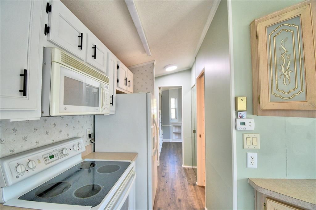 For Sale: $120,700 (1 beds, 2 baths, 888 Square Feet)