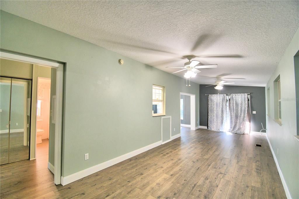 For Sale: $120,700 (1 beds, 2 baths, 888 Square Feet)