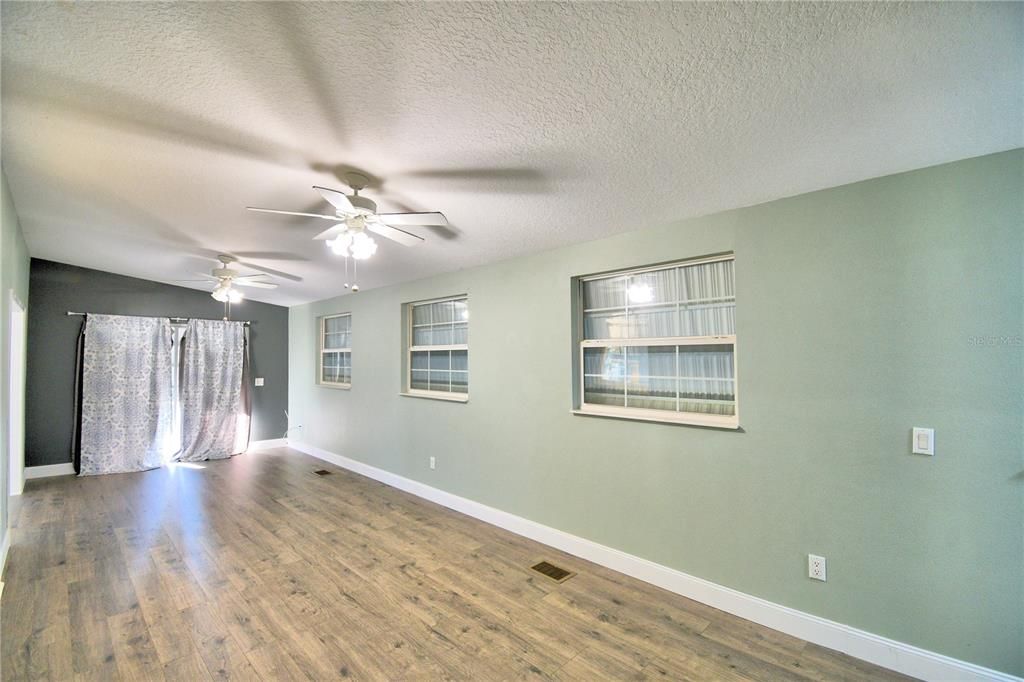 For Sale: $120,700 (1 beds, 2 baths, 888 Square Feet)