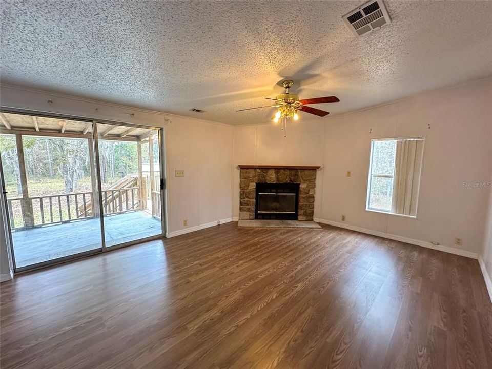 For Sale: $229,000 (4 beds, 2 baths, 1672 Square Feet)