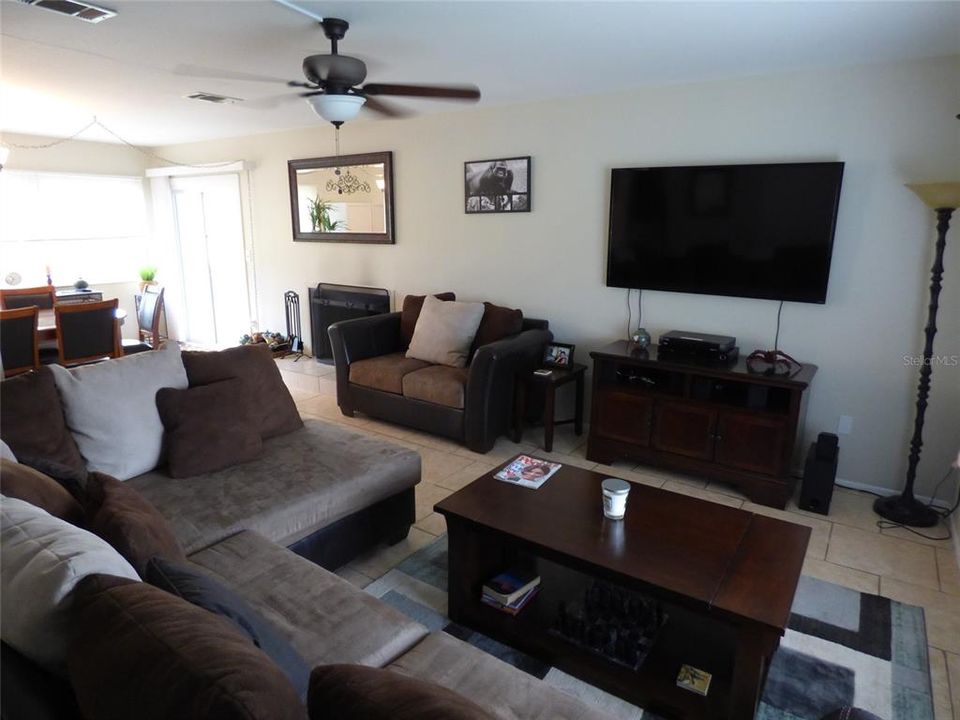 Active With Contract: $199,900 (2 beds, 2 baths, 1176 Square Feet)