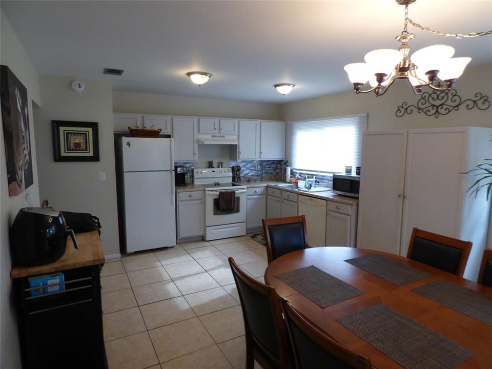 Active With Contract: $199,900 (2 beds, 2 baths, 1176 Square Feet)