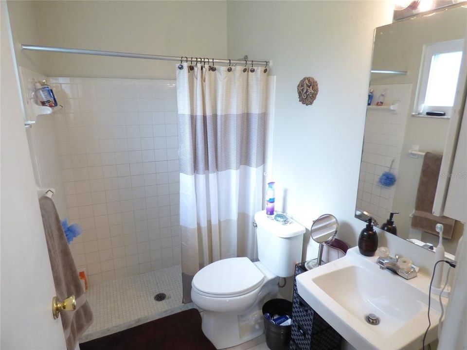 Active With Contract: $199,900 (2 beds, 2 baths, 1176 Square Feet)