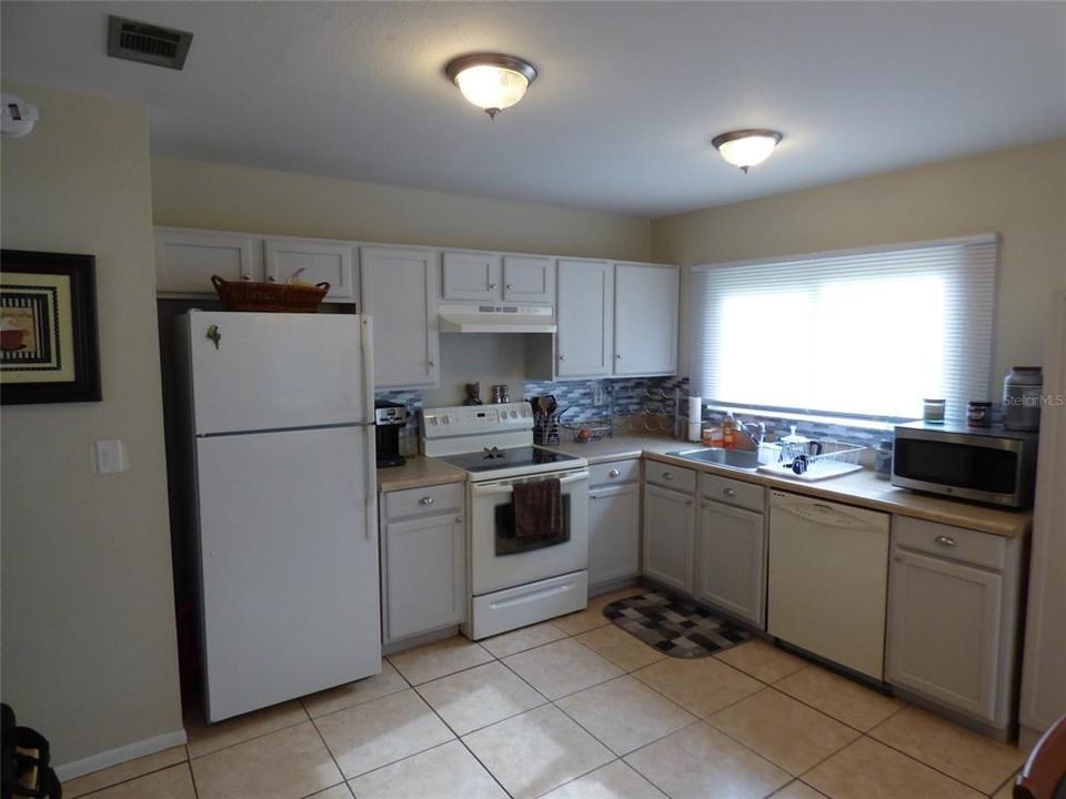 Active With Contract: $199,900 (2 beds, 2 baths, 1176 Square Feet)