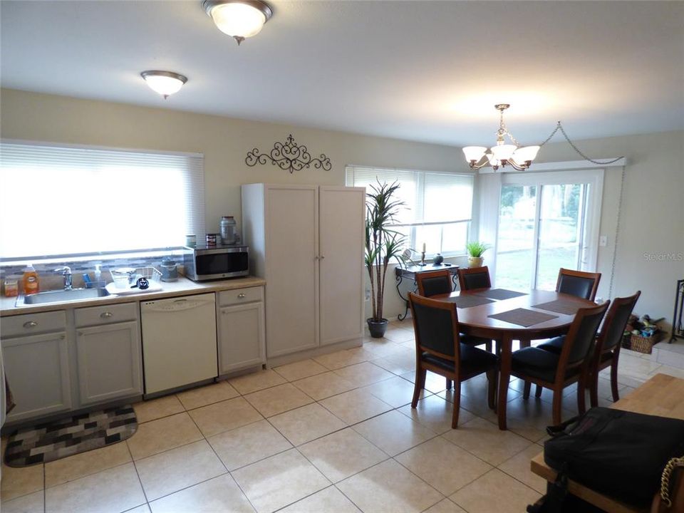 Active With Contract: $199,900 (2 beds, 2 baths, 1176 Square Feet)