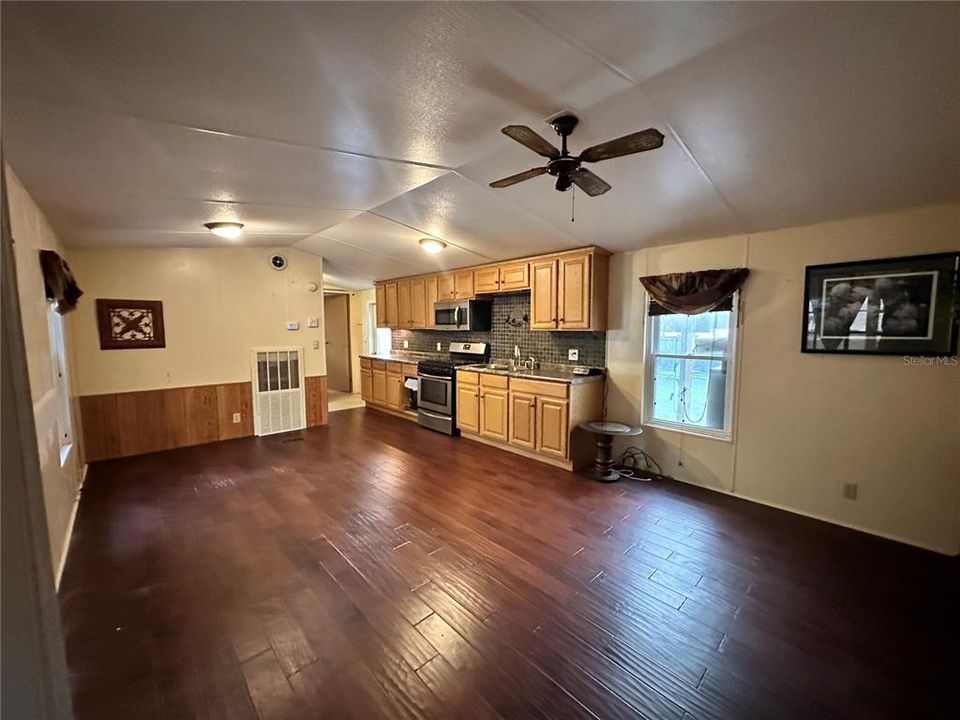 For Sale: $107,500 (2 beds, 2 baths, 644 Square Feet)