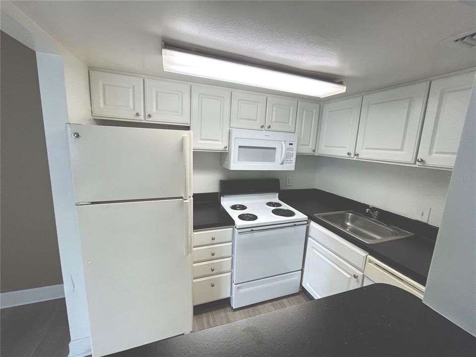 For Sale: $174,900 (2 beds, 1 baths, 847 Square Feet)