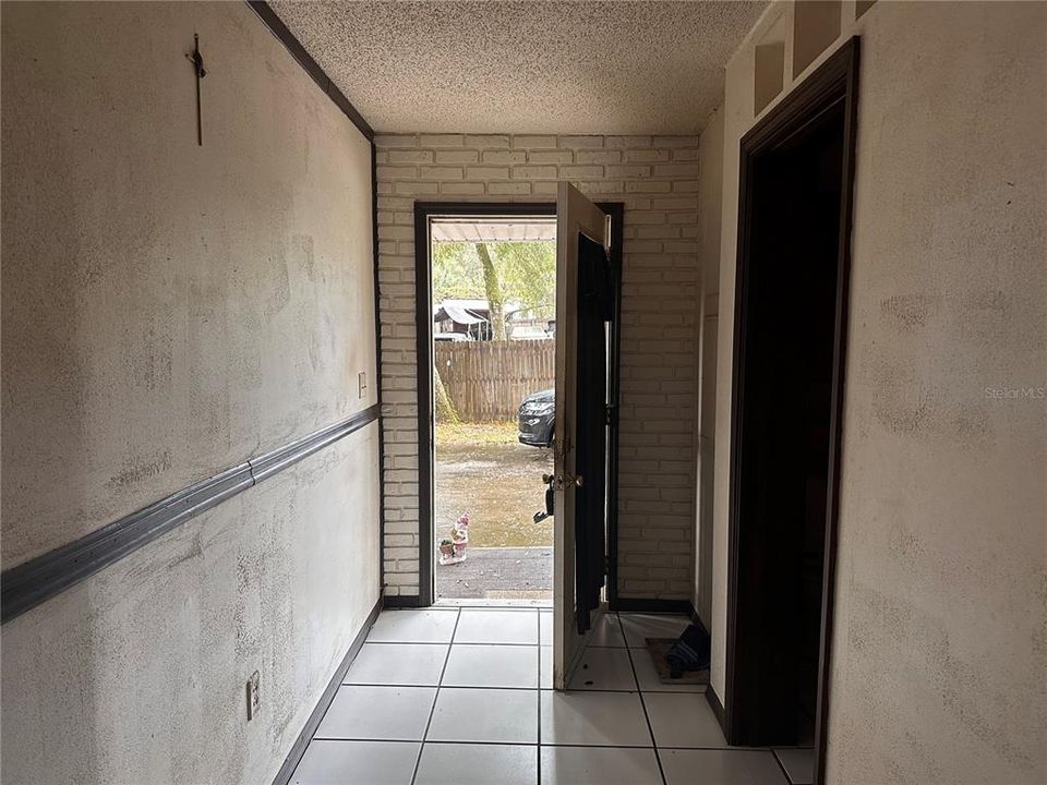 Vendido Recientemente: $99,000 (3 camas, 2 baños, 2075 Pies cuadrados)