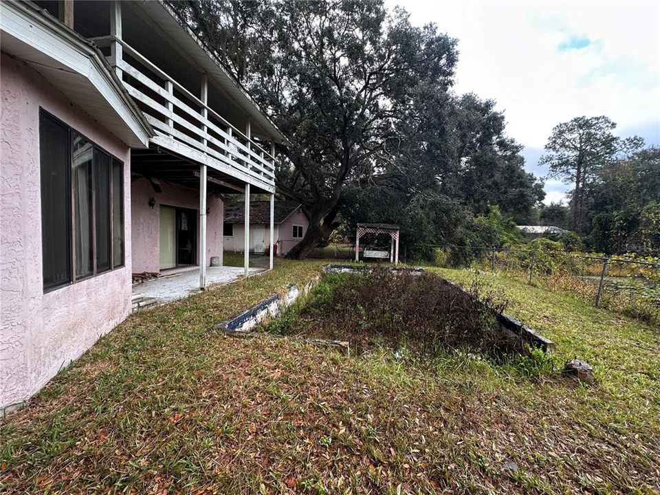 Vendido Recientemente: $99,000 (3 camas, 2 baños, 2075 Pies cuadrados)