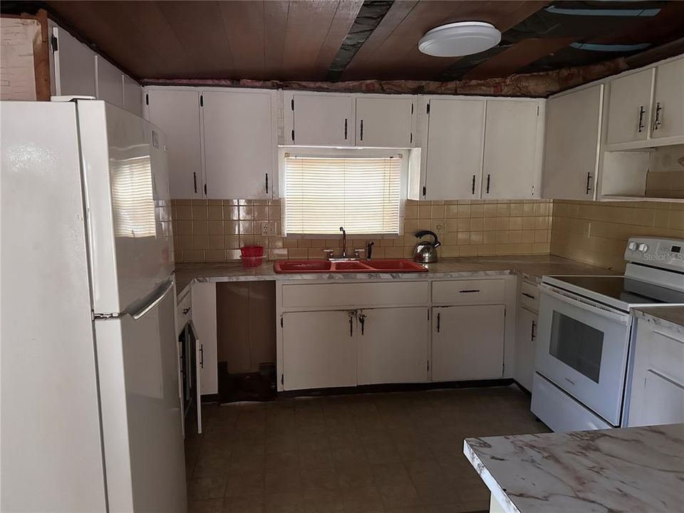 Vendido Recientemente: $99,000 (3 camas, 2 baños, 2075 Pies cuadrados)